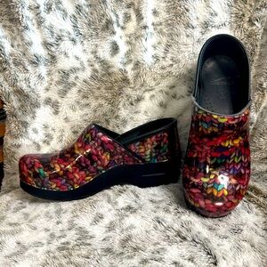 Dansko Clogs w/ multicolor Knit Pattern
Women size 38 (7.5-8 US)